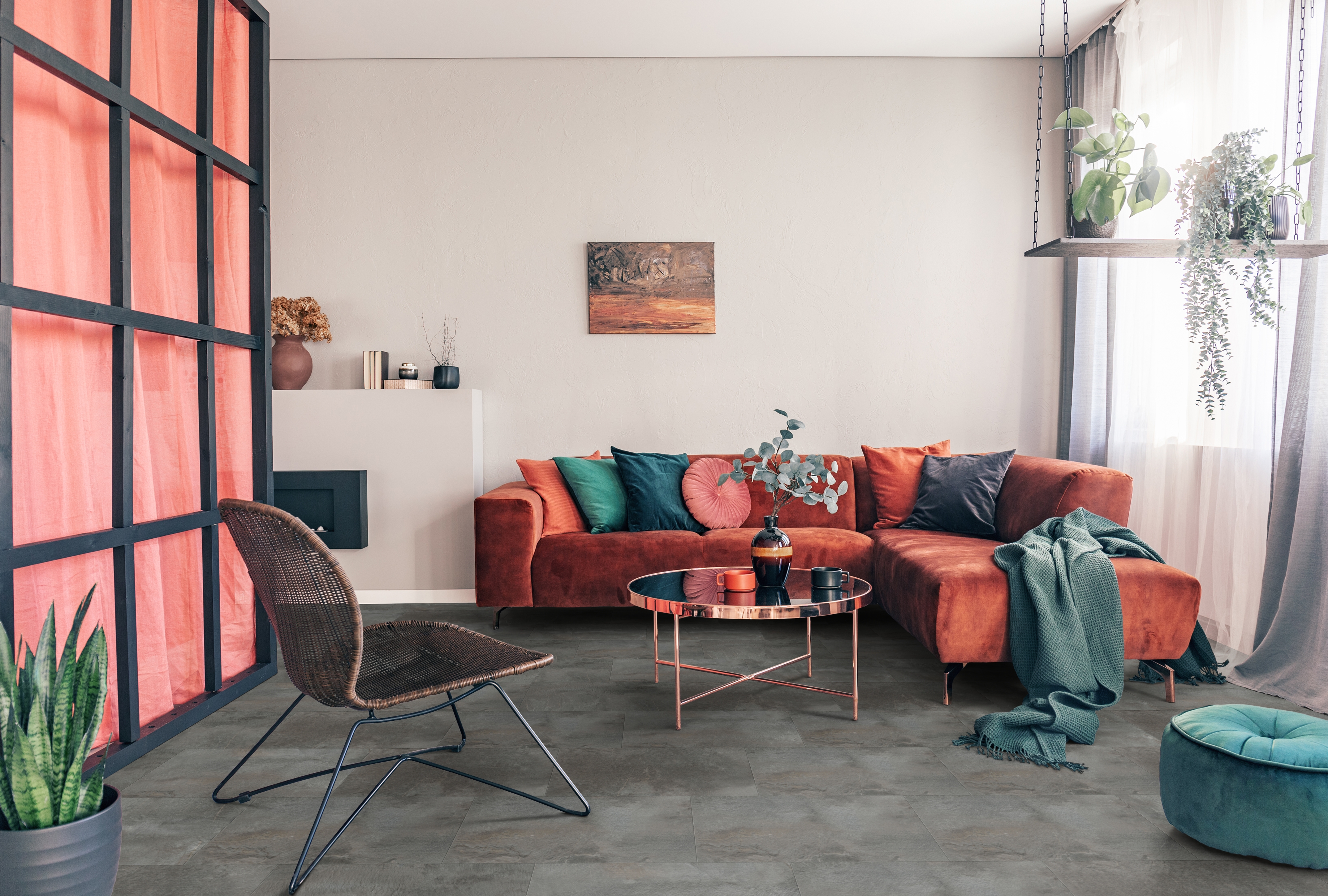 Gerflor Dekor Shale Black - Wohnzimmer rotes Sofa