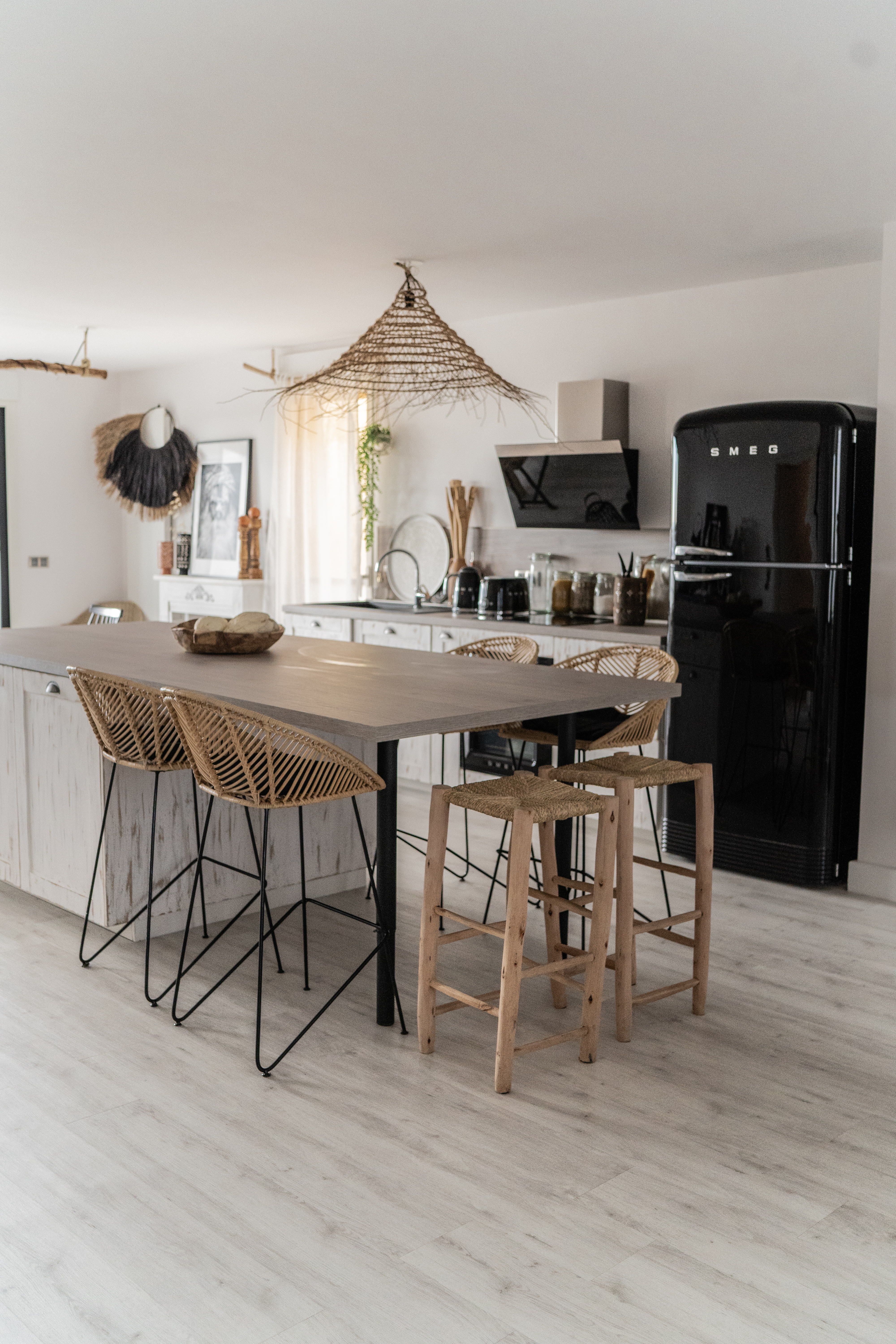 Gerflor Dekor Sunny White - Küche und schwarzer Kühlschrank