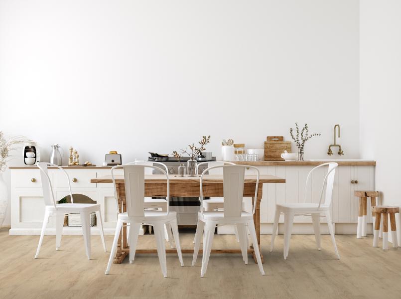 Gerflor Dekor Sunny Light - Esszimmer Weiße Stühle Holztisch