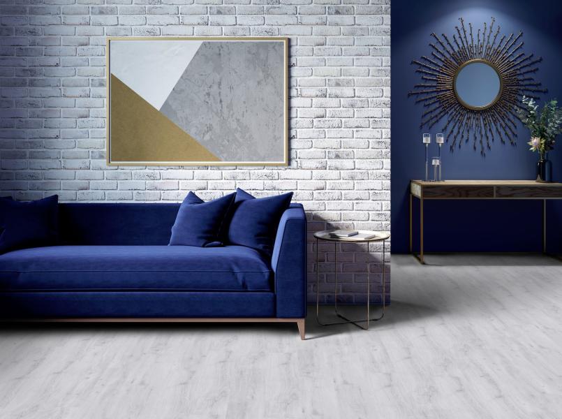 gerflor_sunny_white_wohnzimmer_blaues_sofa.jpg