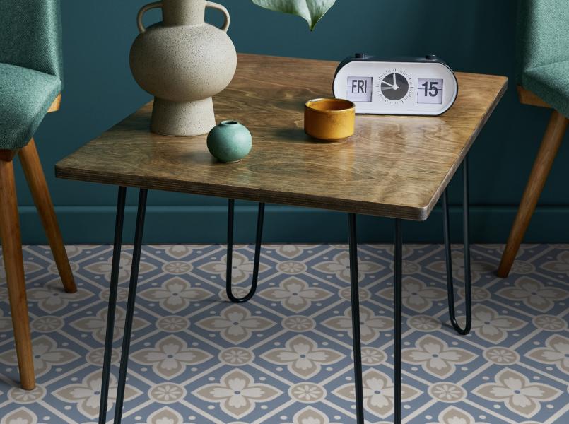 Gerflor Dekor Alma Blue - Tisch im Flur