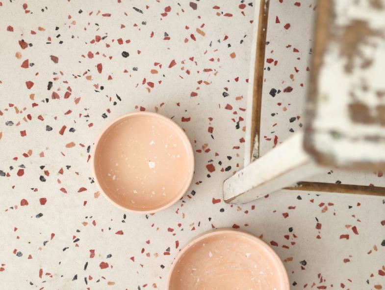 Gerflor Dekor Confetti Beige - Küche mit Schalen auf Boden Gerflor Dekor Confetti Beige - Küche mit Schalen auf Boden