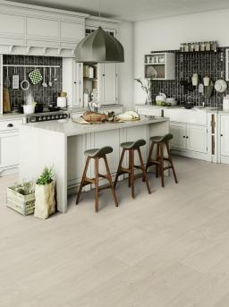 Gerflor Dekor Newport Ivory - Weiße Küche mit Barhockern 