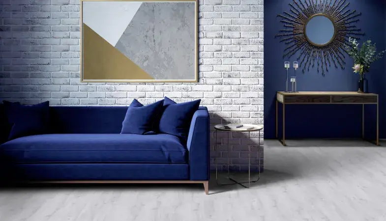 Gerflor Dekor Sunny White - Wohnzimmer Blaues Sofa