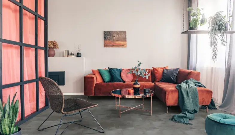 Gerflor Dekor Shale Black - Wohnzimmer rotes Sofa