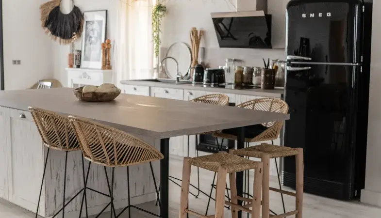 Gerflor Dekor Sunny White - Küche und schwarzer Kühlschrank